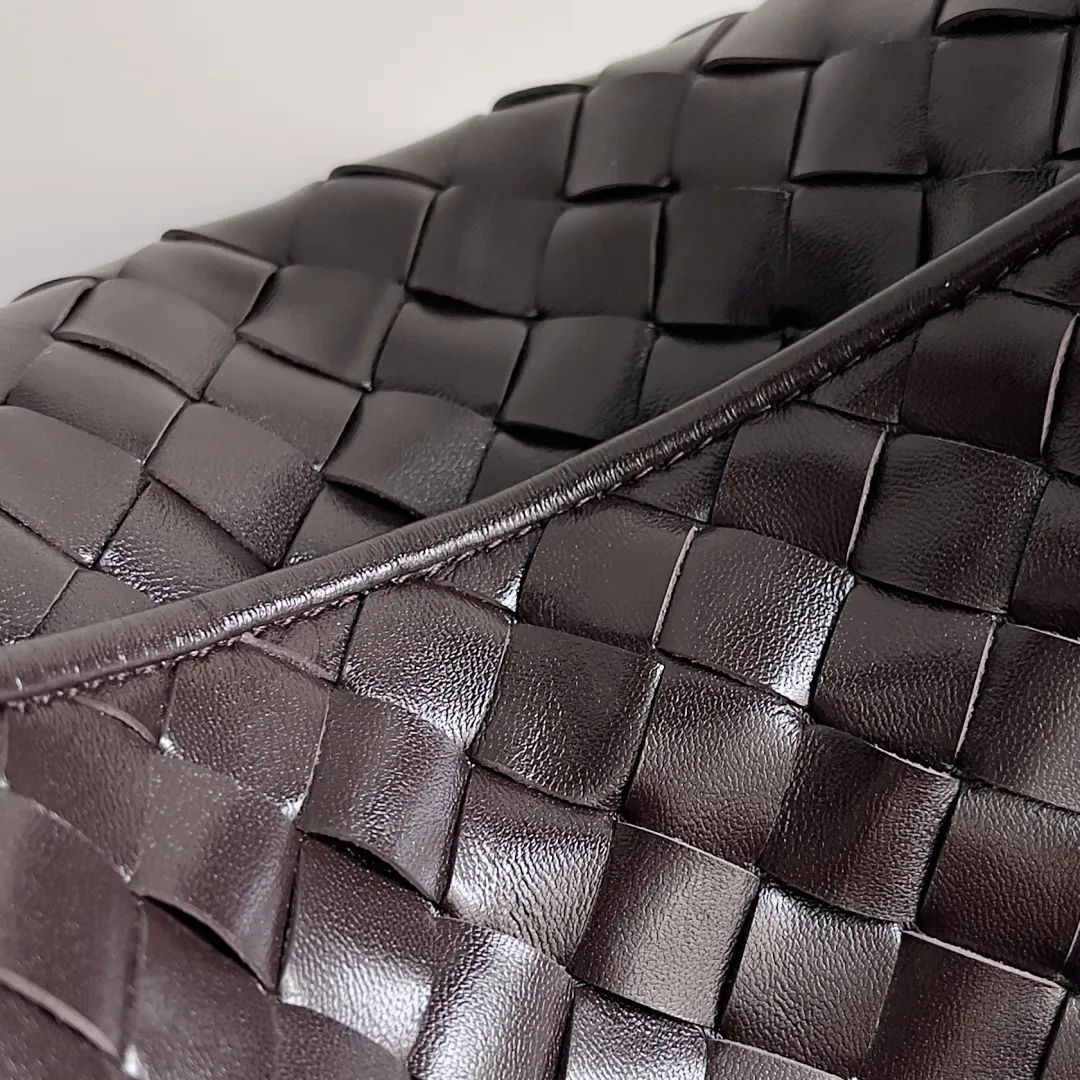 Batch 1960 It seems that this bag from BV has been popular recently ~ The new Hop is really not too beautiful. The whole bag has no seams. The bag body and handles are made of one piece of leather. It reflects the style and essence of Bottega Veneta. It truly represents craftsmanship and creativity. The large size has a very loose and lazy upper body. Big bag lovers will definitely not regret buying it. Style number: 796262 Size: 46*21*10cm